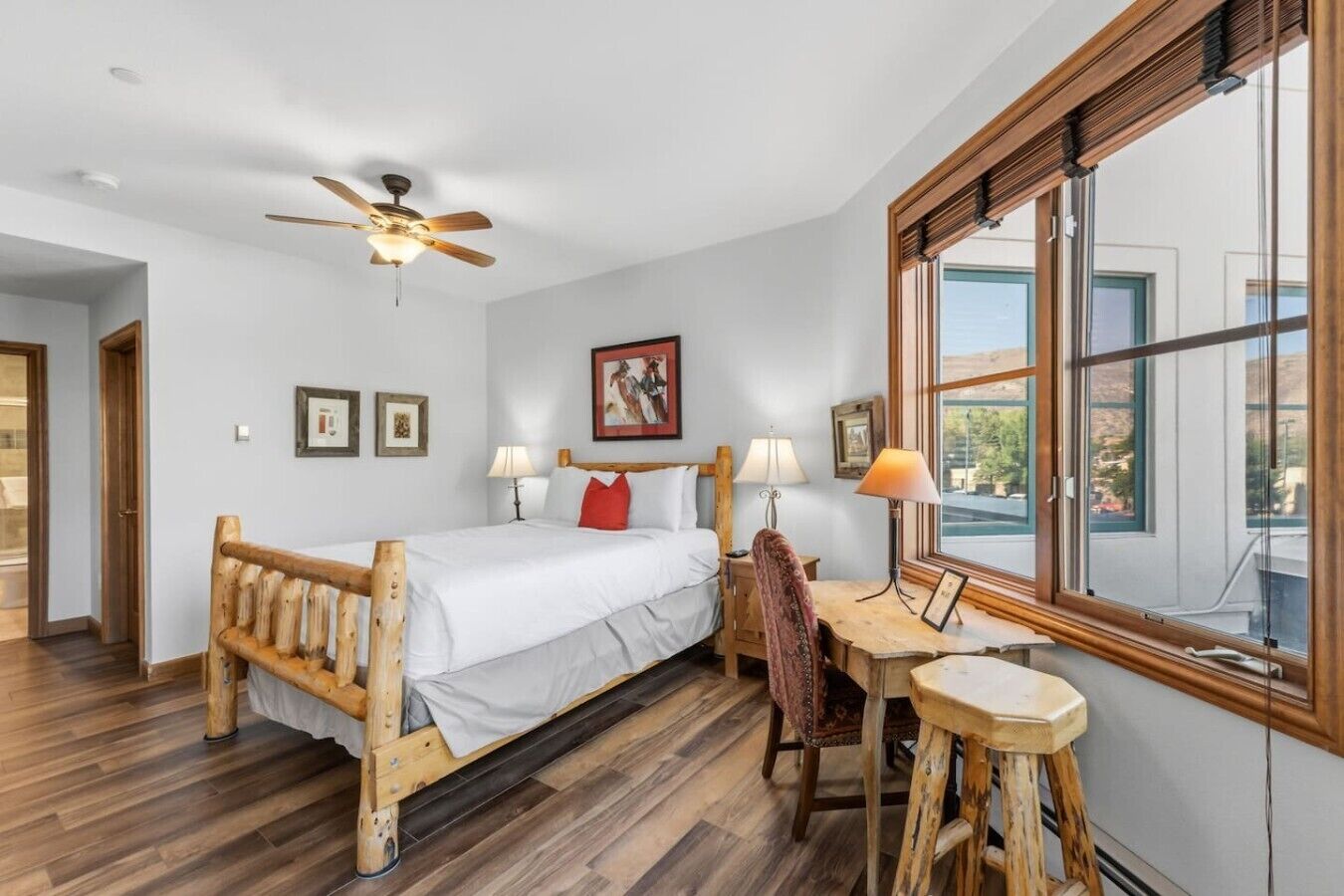 2 bedrooms, desk, WiFi, bed sheets