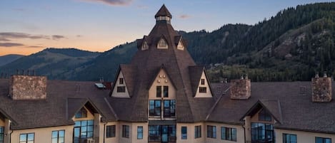Stay amongst a backdrop of evergreen-covered peaks