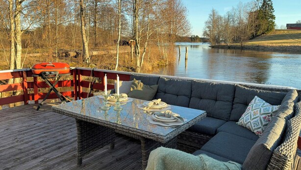 Outdoor dining - Moored houseboat on Haldenvassdraget (Aremark)