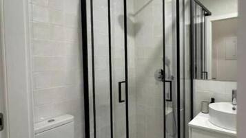Shower, hair dryer, towels, shampoo