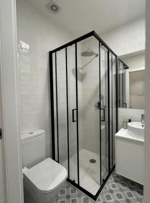 Douche, sĂšche-cheveux, serviettes fournies, shampoing