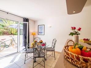 Apartment | Dining - Central Arcachon Apartment Stay (Arcachon)