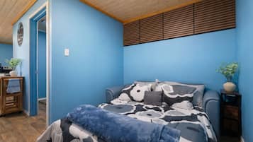 Tabla de planchar con plancha, wifi y ropa de cama