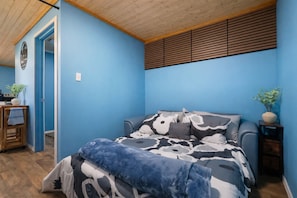 Iron/ironing board, WiFi, bed sheets