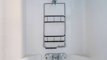 Ducha, secador de pelo, toallas, jabón