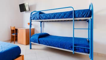 Ein Stockbett mit blauer Bettwäsche, ein Schreibtisch mit Stuhl und ein Fernseher an der Wand.