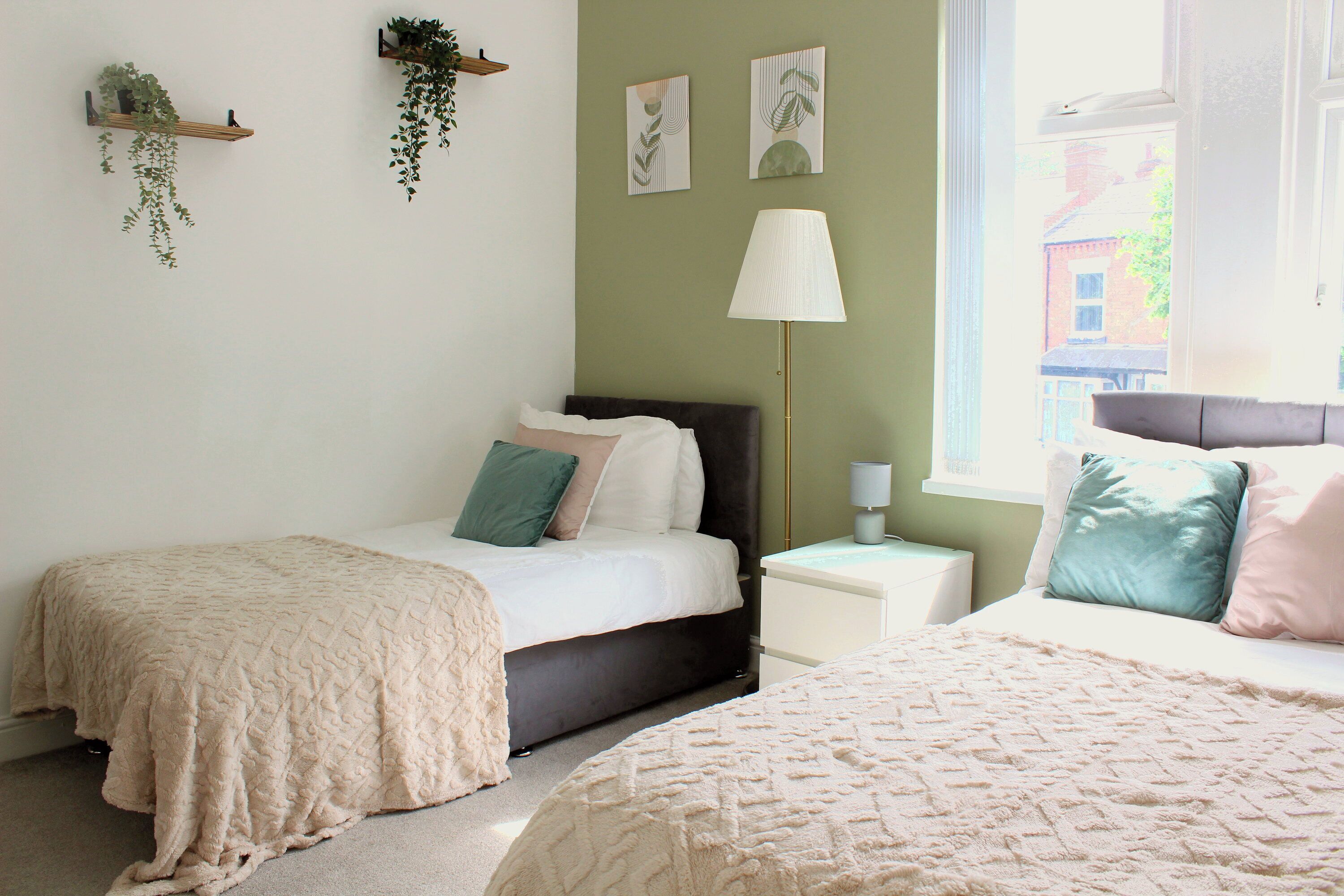 3 bedrooms, desk, iron/ironing board, bed sheets