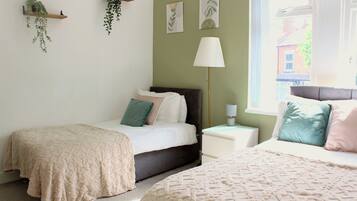 3 bedrooms, desk, iron/ironing board, bed sheets