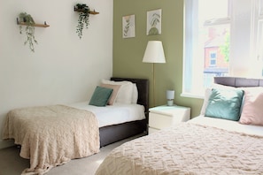 3 Schlafzimmer, Schreibtisch, Bügeleisen/Bügelbrett, Bettwäsche