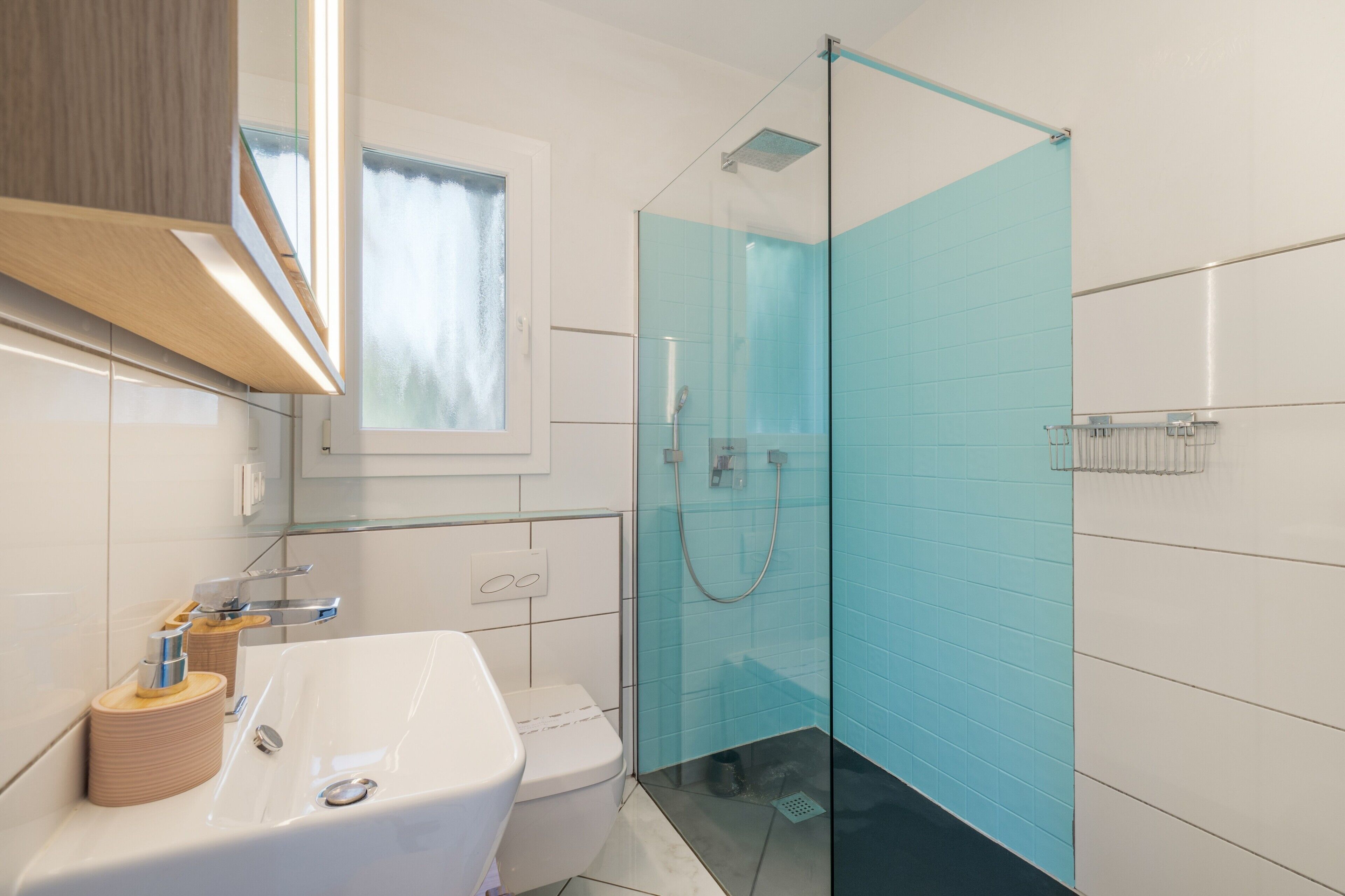 Een douche, een haardroger, handdoeken