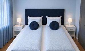 Tabla de planchar con plancha, wifi y ropa de cama 