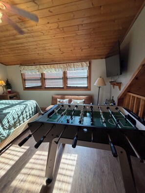 Room - At Wild Turkey Cozy Cabin - Relaxing getaway, close to Smoky Mtn attractions (Sevierville)