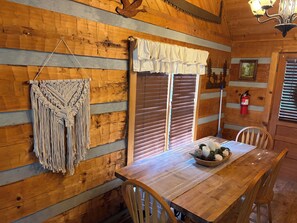 Dining - At Wild Turkey Cozy Cabin - Relaxing getaway, close to Smoky Mtn attractions (Sevierville)