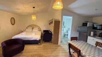 Iron/ironing board, WiFi, bed sheets
