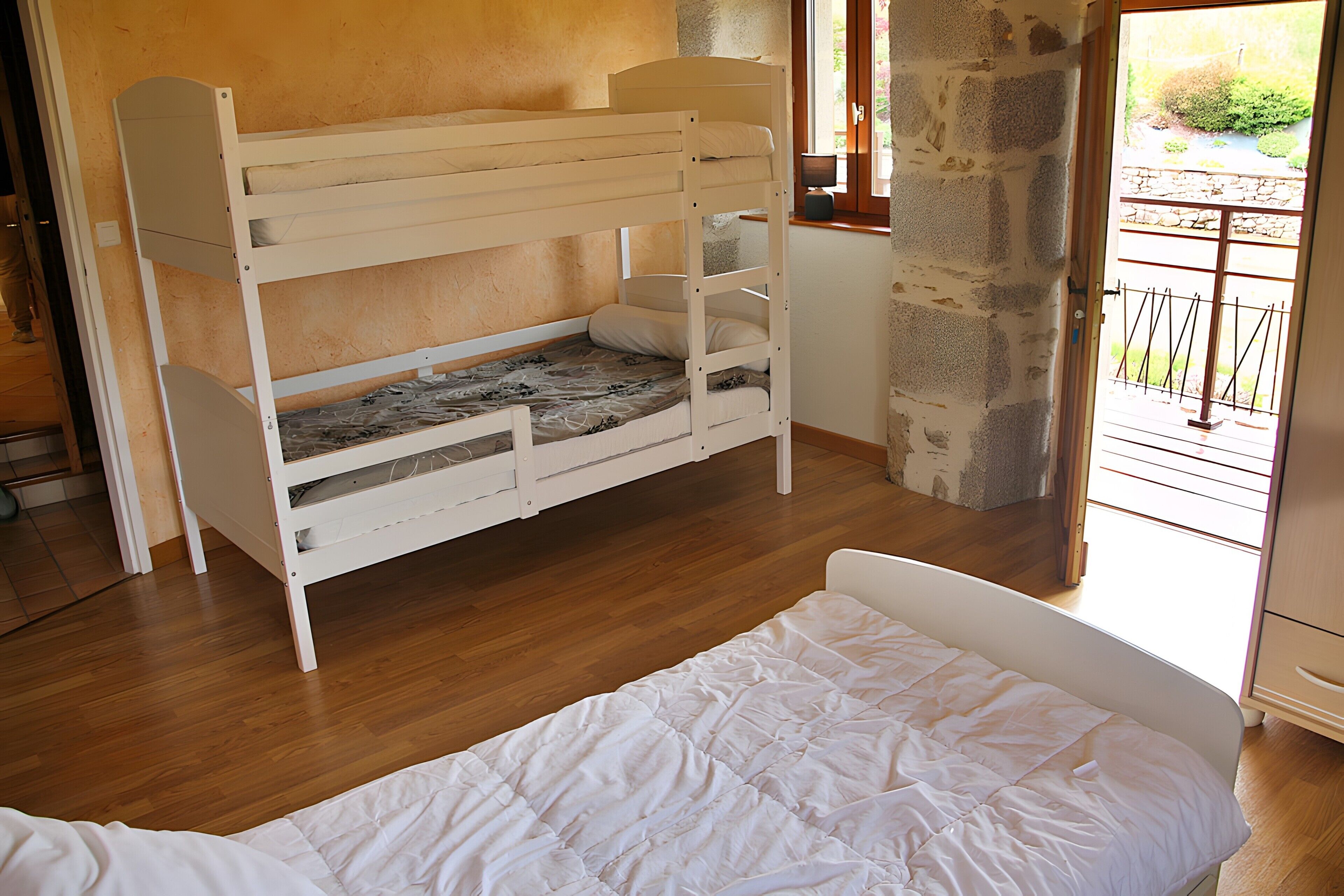 Tabla de planchar con plancha, wifi y ropa de cama 