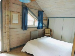 Tabla de planchar con plancha, wifi y ropa de cama 