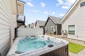 Outdoor spa tub - Walnut Retreat | Hot Tub,  Gas Fireplace & AC (Sandpoint)