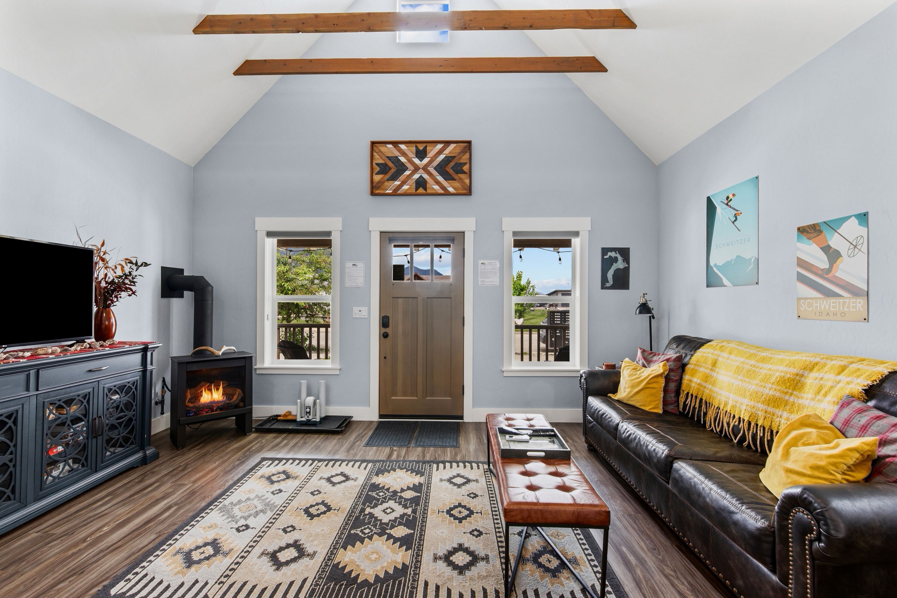 TV, fireplace