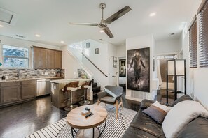 TV, offices - Modern Luxury Home in Downtown Austin-Near UT, ACL, SXSW, Festivals, Zilker Park, and Moody Center (Austin)