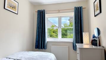 3 bedrooms, iron/ironing board, WiFi, bed sheets