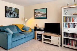 TV - Muriau Tref - Three Bedroom Cottage, Sleeps 4 (Conwy)