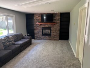 Living area - Kenyon Escape - 5 bedrooms - 6 beds - 2.5 baths - Near National Sports Center (Blaine)