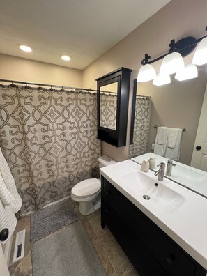Bathroom - Kenyon Escape - 5 bedrooms - 6 beds - 2.5 baths - Near National Sports Center (Blaine)