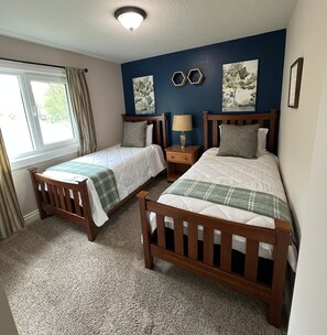 Room - Kenyon Escape - 5 bedrooms - 6 beds - 2.5 baths - Near National Sports Center (Blaine)