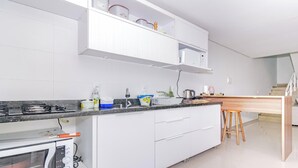 Fridge, microwave, oven, electric kettle - Casa em Florianópolis com churrasqueira (Florianópolis)