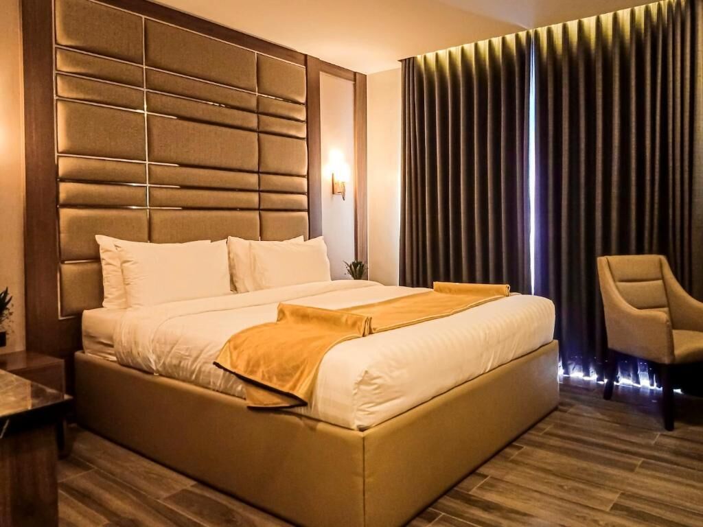 Superior tweepersoonskamer, 1 kingsize bed, uitzicht op stad | Een kluis op de kamer, een bureau, een laptopwerkplek