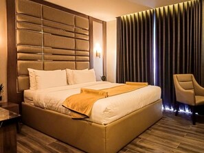 Doppia Superior, 1 letto king, vista città | Una cassaforte in camera, una scrivania, postazione laptop