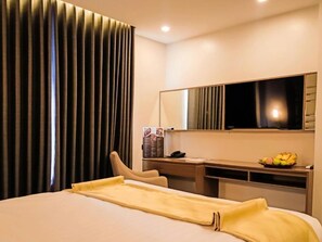 Superior tweepersoonskamer, 1 kingsize bed, uitzicht op stad | Een kluis op de kamer, een bureau, een laptopwerkplek