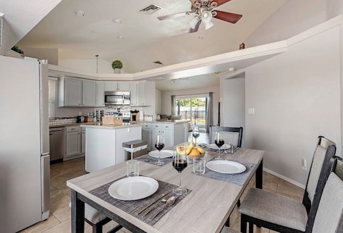 Peaceful 3-bedroom house with a pool in the heart of pleasant Peoria