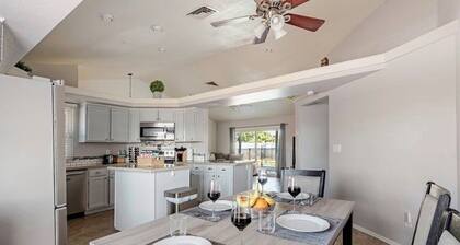 Peaceful 3-bedroom house with a pool in the heart of pleasant Peoria