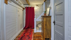 Interior - Rustic Chic Barn in Ayer’s Cliff, Near Lake Massawippi (Ayer's Cliff)