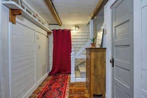 Interior - Rustic Chic Barn in Ayer’s Cliff, Near Lake Massawippi (Ayer's Cliff)