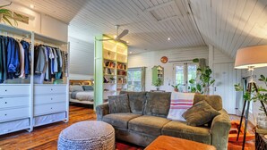 Living area - Rustic Chic Barn in Ayer’s Cliff, Near Lake Massawippi (Ayer's Cliff)