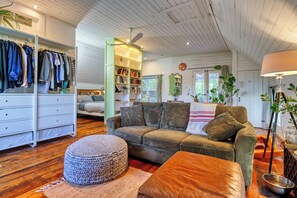 Living area - Rustic Chic Barn in Ayer’s Cliff, Near Lake Massawippi (Ayer's Cliff)