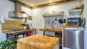 Private kitchen - Rustic Chic Barn in Ayer’s Cliff, Near Lake Massawippi (Ayer's Cliff)