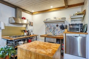 Private kitchen - Rustic Chic Barn in Ayer’s Cliff, Near Lake Massawippi (Ayer's Cliff)
