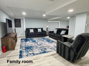 Living area - Spacious 4-bedroom house packed with entertainment in charming Kenosha (Kenosha)
