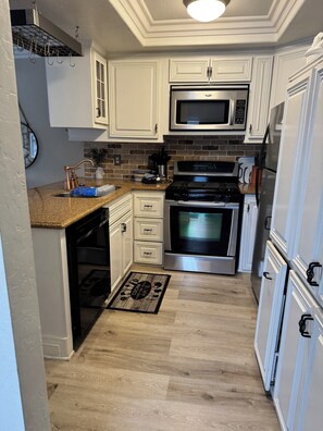 Private kitchen - Spacious 3-bedroom building in charming Encinitas with AC (Encinitas)