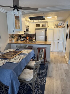 Dining - Spacious 3-bedroom building in charming Encinitas with AC (Encinitas)