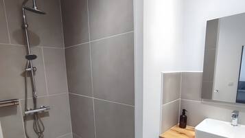 Douche, sĂšche-cheveux, serviettes fournies