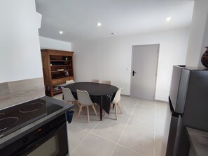 Fridge, microwave, oven, stovetop - Gîte “L'atelier” with Shared Pool, Wi-Fi, and Air Conditioning (Saint-Victor-la-Coste)