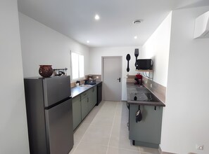 Fridge, microwave, oven, stovetop - Gîte “L'atelier” with Shared Pool, Wi-Fi, and Air Conditioning (Saint-Victor-la-Coste)
