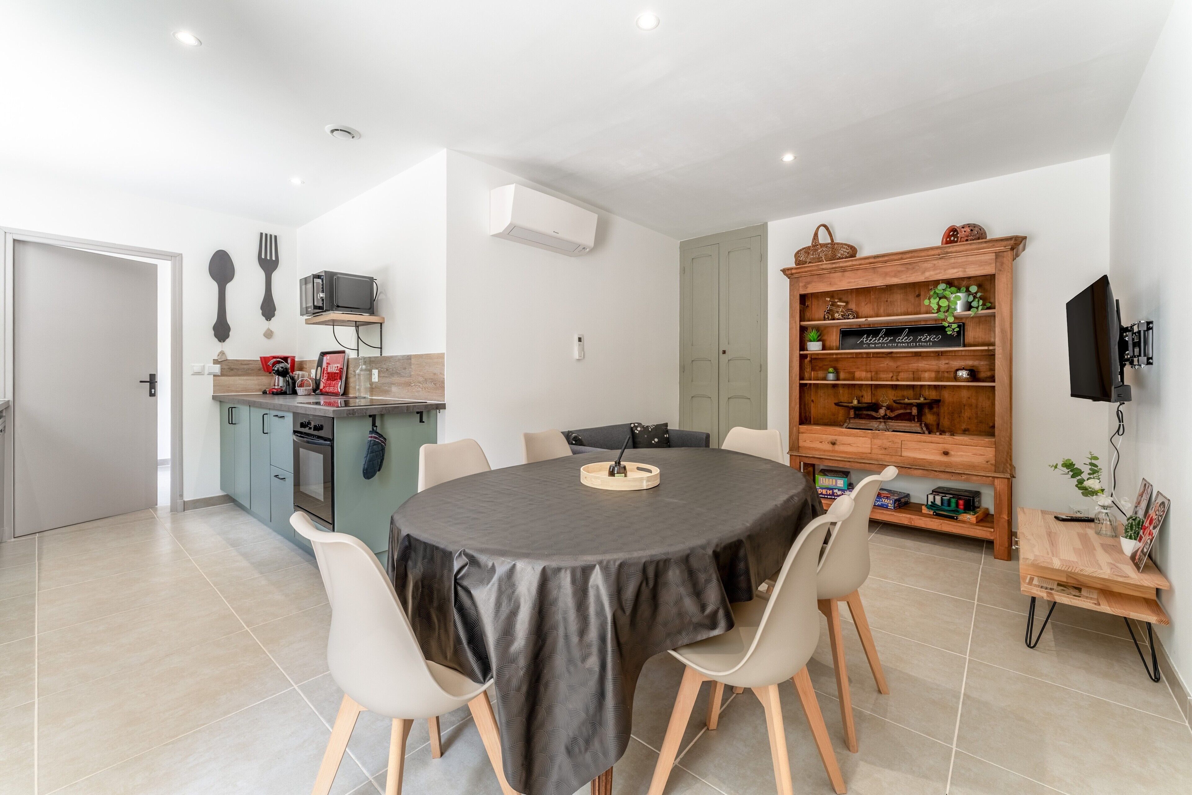 お食事. Gîte “L'atelier” with Shared Pool, Wi-Fi and Air Conditioning