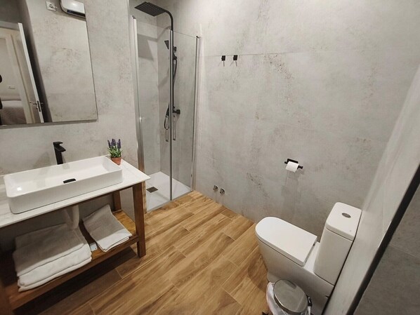 Shower, hair dryer, towels - Apartment 'El Huertecillo 2' with Wi-Fi and Air Conditioning (Villanueva de los Infantes)