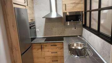 Frigorífico, microondas, horno y placa de cocina