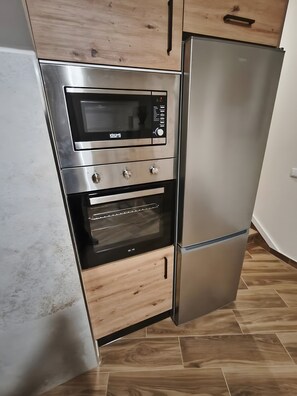 Refrigerador, microondas, horno y parrilla de estufa 